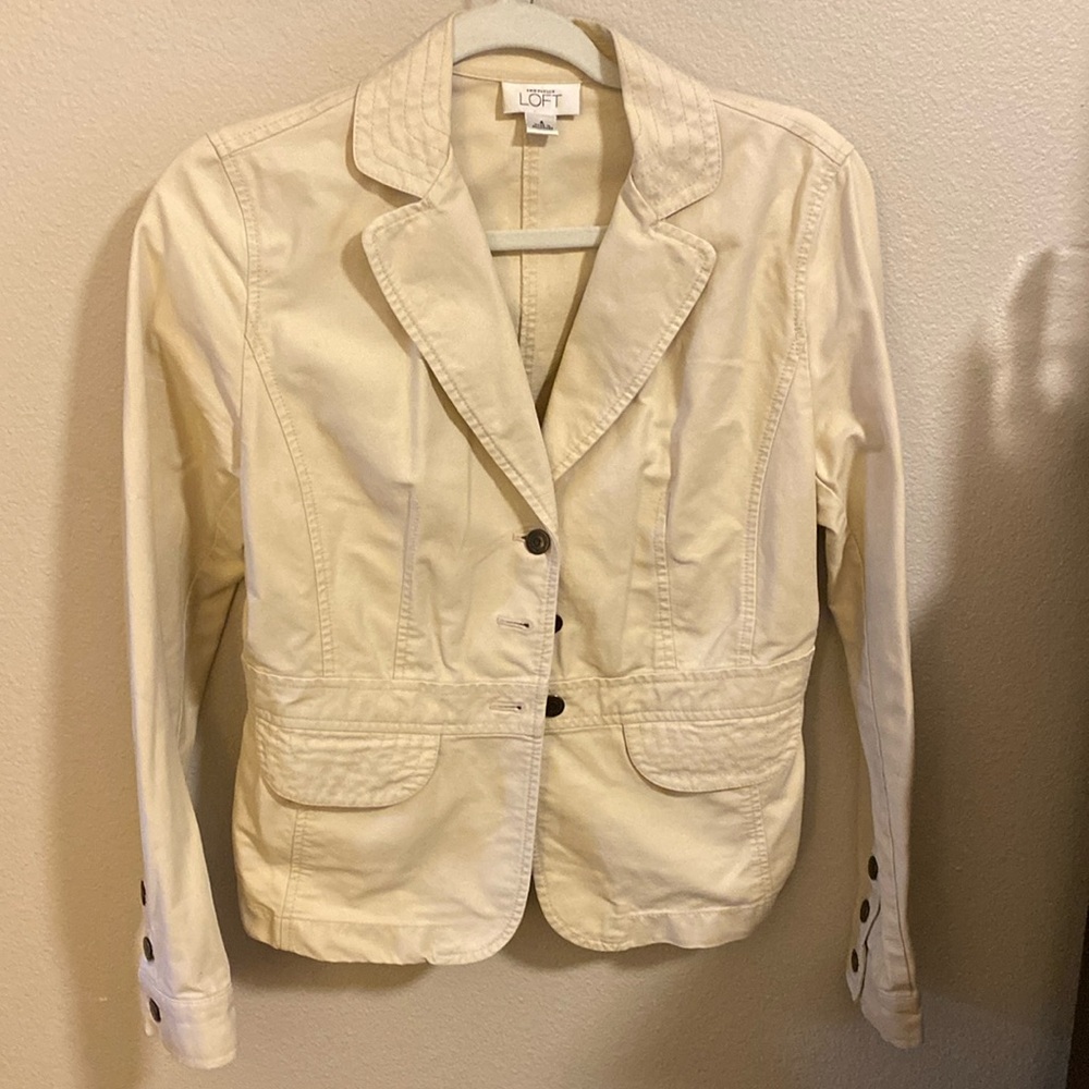Ann Taylor Loft tan jacket, size 4, 100% cotton, 2 pockets, and 3 button up.